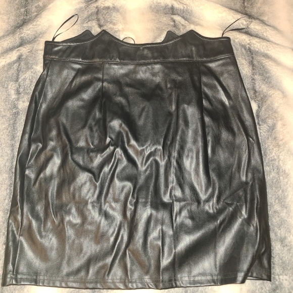Faux leather mini skirt: - Picture 5 of 7